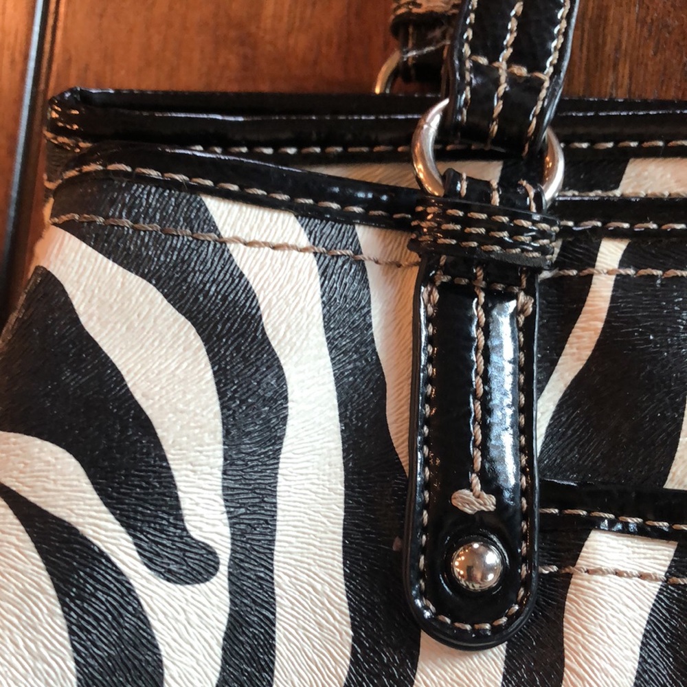 Nine & Co Purse - Picture 3 of 10